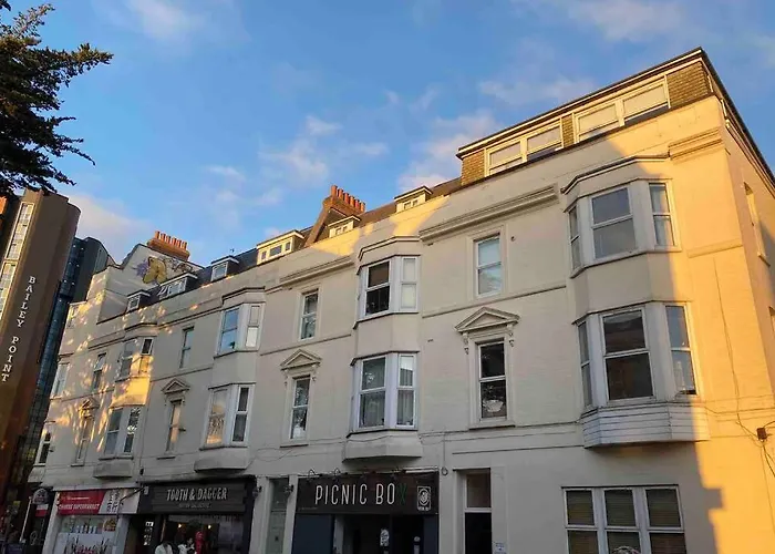 Lansdowne Hideaway - Brought To You By Coastline Retreats - Newly Refurbished Town Centre, Close To Beach, Large Jet Bath With Tv, Netflix, Swing And Parking Included