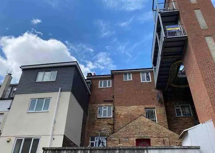 Lansdowne Hideaway - Brought To You By Coastline Retreats - Newly Refurbished Town Centre, Close To Beach, Large Jet Bath With Tv, Netflix, Swing And Parking Included