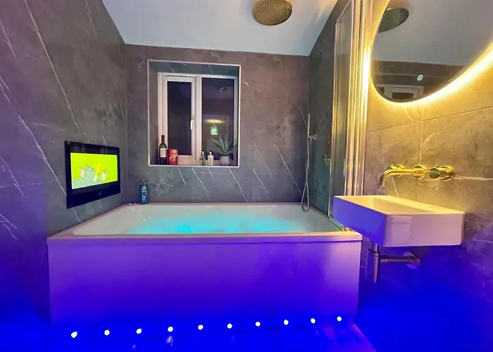 Lansdowne Hideaway - Brought To You By Coastline Retreats - Newly Refurbished Town Centre, Close To Beach, Large Jet Bath With Tv, Netflix, Swing And Parking Included