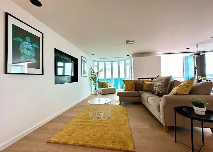 Seaside Panorama Retreat: Beachfront Comfort for Four