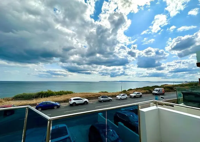 Seaside Panorama Retreat: Beachfront Comfort for Four