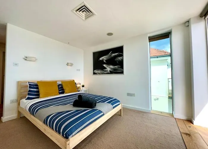Seaside Panorama Retreat: Beachfront Comfort for Four
